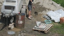 Подпорные стены облицовывают камнем на площади Ленина в Пятигорске 
