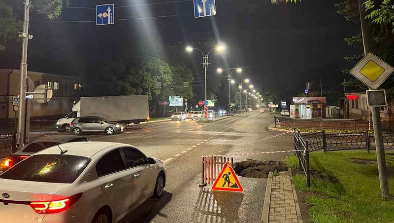 Из-за ливня в Пятигорске провалился асфальт на главной улице