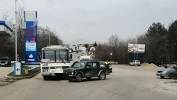 Легковушка и пассажирский автобус столкнулись в Пятигорске