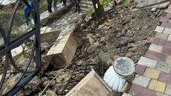 Подпорная стена и тротуар обрушились в центре Пятигорска из-за ливней