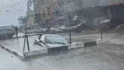 Автомобиль утонул в яме на автовокзале в Пятигорске