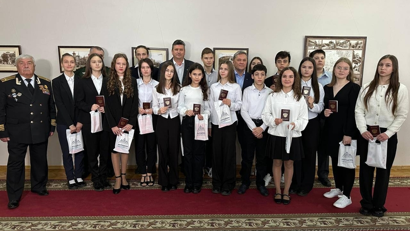 В День Конституции пятигорские школьники получили паспорта РФ