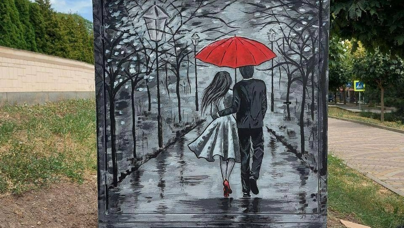 Уличная художница разукрашивает распределительные шкафы в Пятигорске