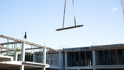 Каркас здания новой школы на 1550 мест монтируют в Пятигорске