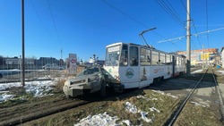 Трамвай столкнулся с автомобилем в Пятигорске