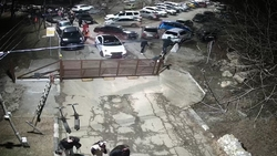 Автомобилист повредил бордюр в Пятигорске, пытаясь проехать мимо заграждения