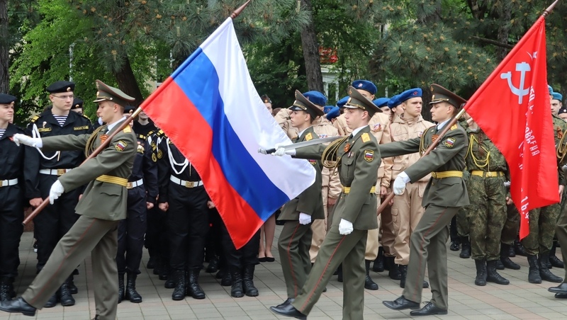 Копию Знамени Победы передали Пятигорску участники автопробега из Дагестана