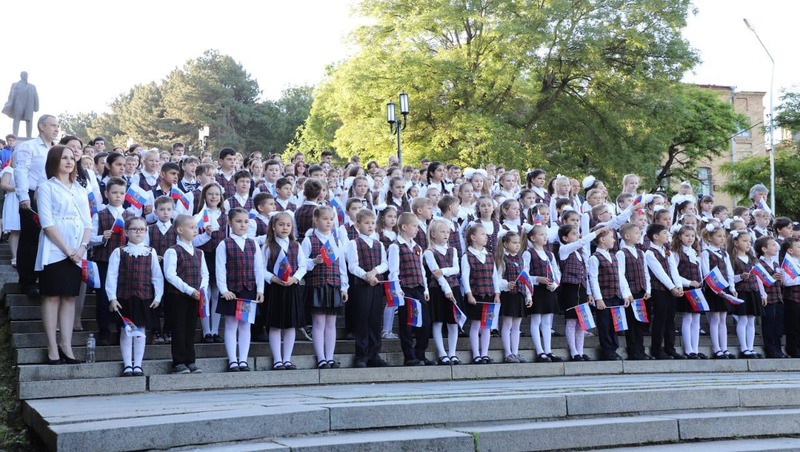 Тысячеголосый хор исполнил государственный гимн вместе с Львом Лещенко в Пятигорске