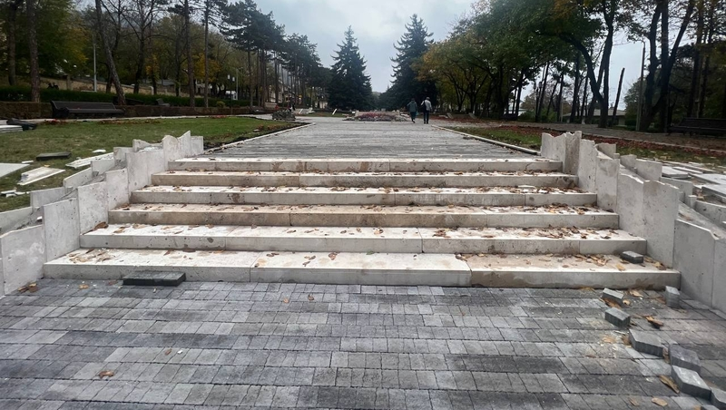 Сквер Ермолова благоустраивают в Пятигорске 