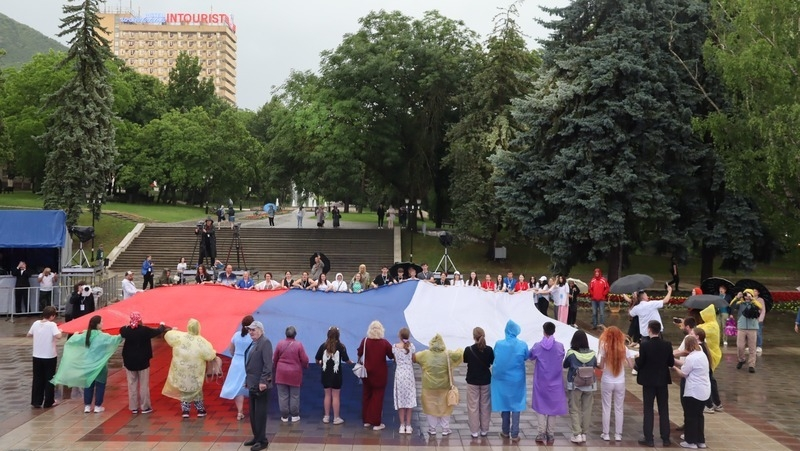 Гигантский флаг развернули на главной площади Пятигорска в честь Дня России