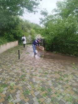 Ливнёвки прочистили в Пятигорске после сильного дождя и града