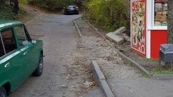 Ямы, обвалившиеся бордюры: как на центральную улицу Пятигорска не хотят заезжать таксисты