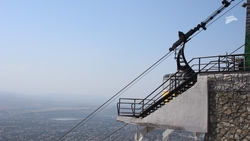 Работу канатной дороги приостановили из-за сильного ветра