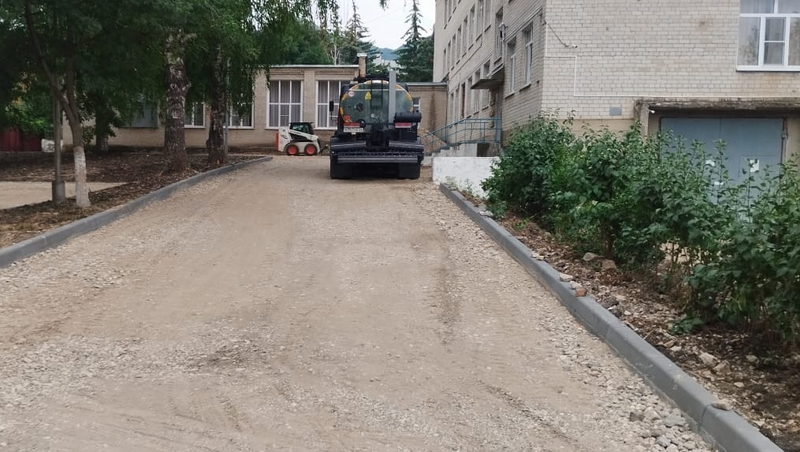 Территорию у центра «Радуга» благоустраивают в Лермонтове