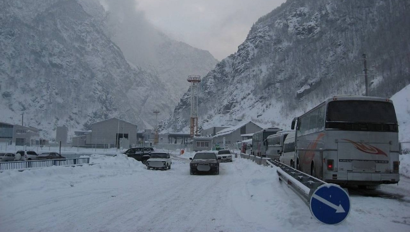 Дорогу на границе с Грузией временно перекрыли из-за плохой погоды
