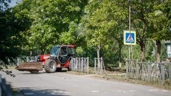 Ведущую к школам № 6 и № 11 дорогу на улице Козлова ремонтируют в Пятигорске