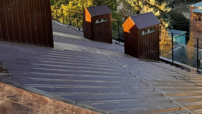 Капитальных ремонт крыш двух многоквартирных домов завершили в Пятигорске