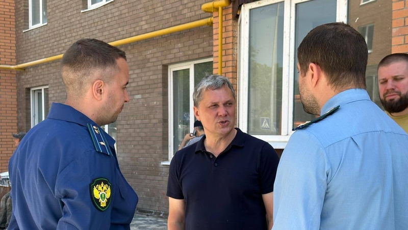 Мэр и прокуратура проверили строительство дома для переселенцев в Пятигорске