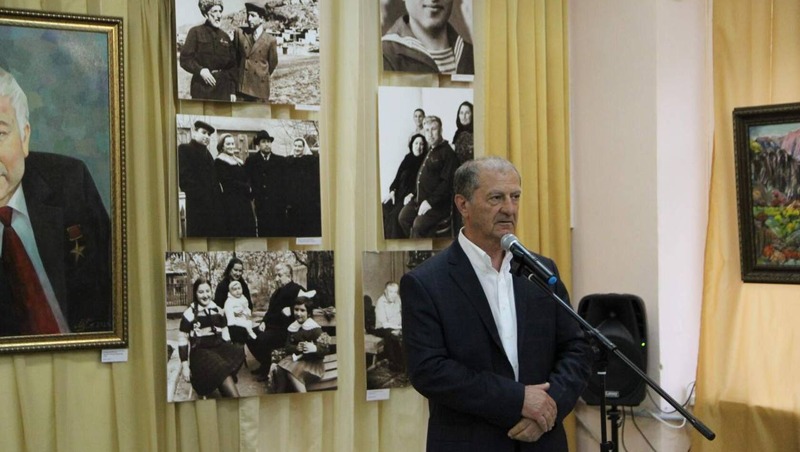 Выставку о Дагестане в честь поэта Расула Гамзатова открыли на Ставрополье