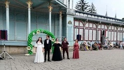 Праздничный концерт показали артисты театра оперетты Пятигорска 8 июля