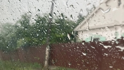 В Пятигорске из-за сильного ливня размыло дорогу и подтопило дома