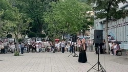 Артисты театра оперетты выступили в честь Дня России в парке Пятигорска