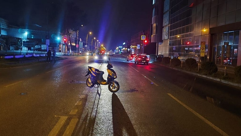 Скутерист получил перелом ноги в аварии в Пятигорске 