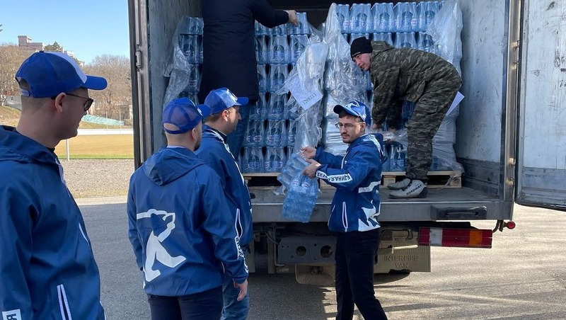 От воды и одноразовой посуды до постельного белья и детских игрушек: на КМВ активно собирают гуманитарную помощь для беженцев из Донбасса 