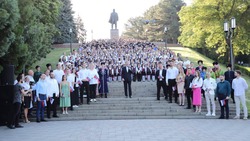 Тысячеголосый хор исполнил государственный гимн вместе с Львом Лещенко в Пятигорске