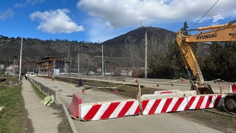 Монтаж нового пешеходного моста завершают в Пятигорске