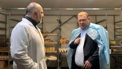 Глава Предгорного округа посетил местное хлебопекарное предприятие